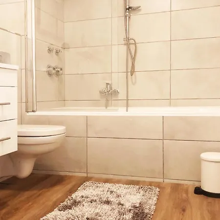 Gemuetliches Mit Balkon Und Tiefgaragenstellplatz דירה